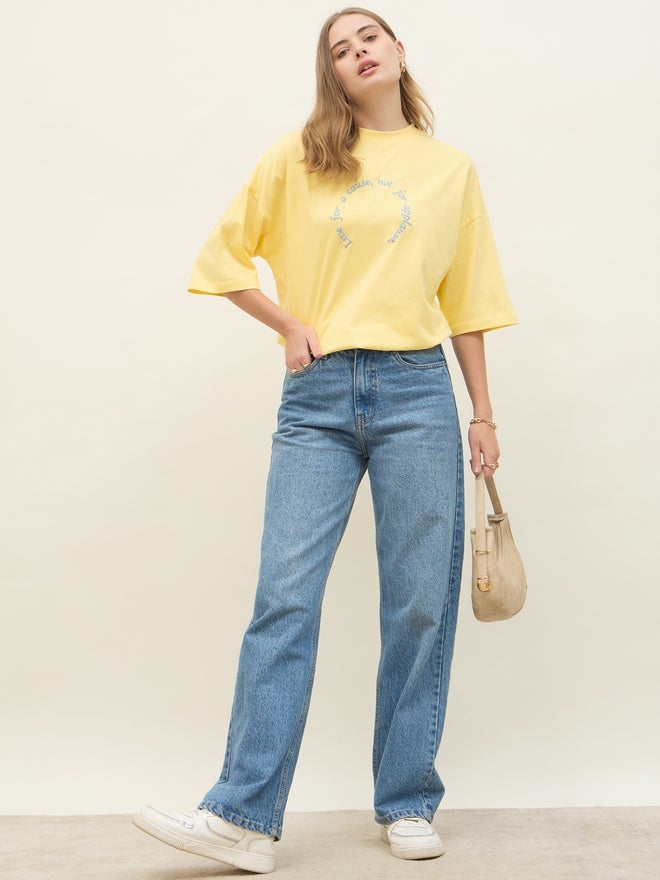 ستايلي تيشيرت مطرز بشعار بكتف ساقط كبير الحجم - Image 2